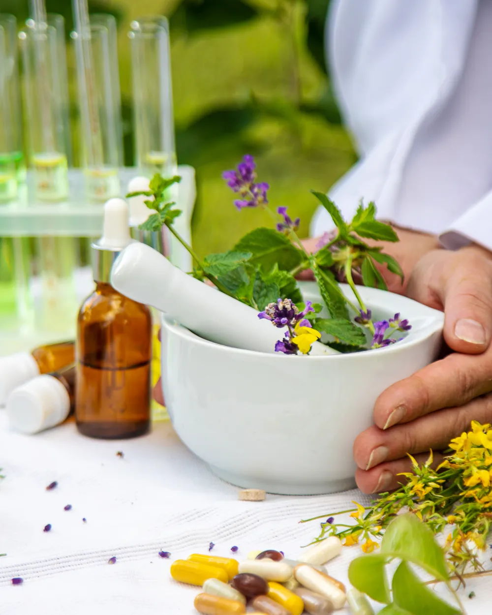 Preparación de medicina biológica alemana: mortero con hierbas naturales