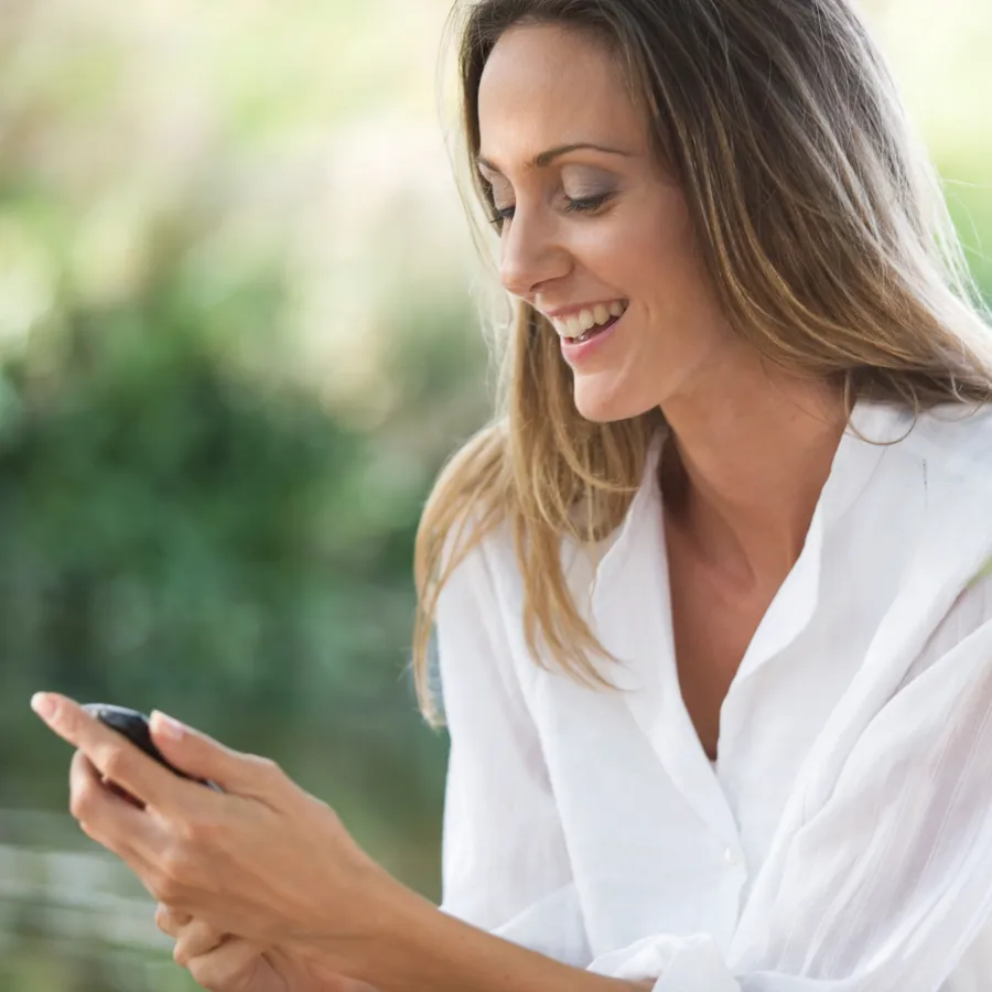 Mujer agendando su cita desde el teléfono