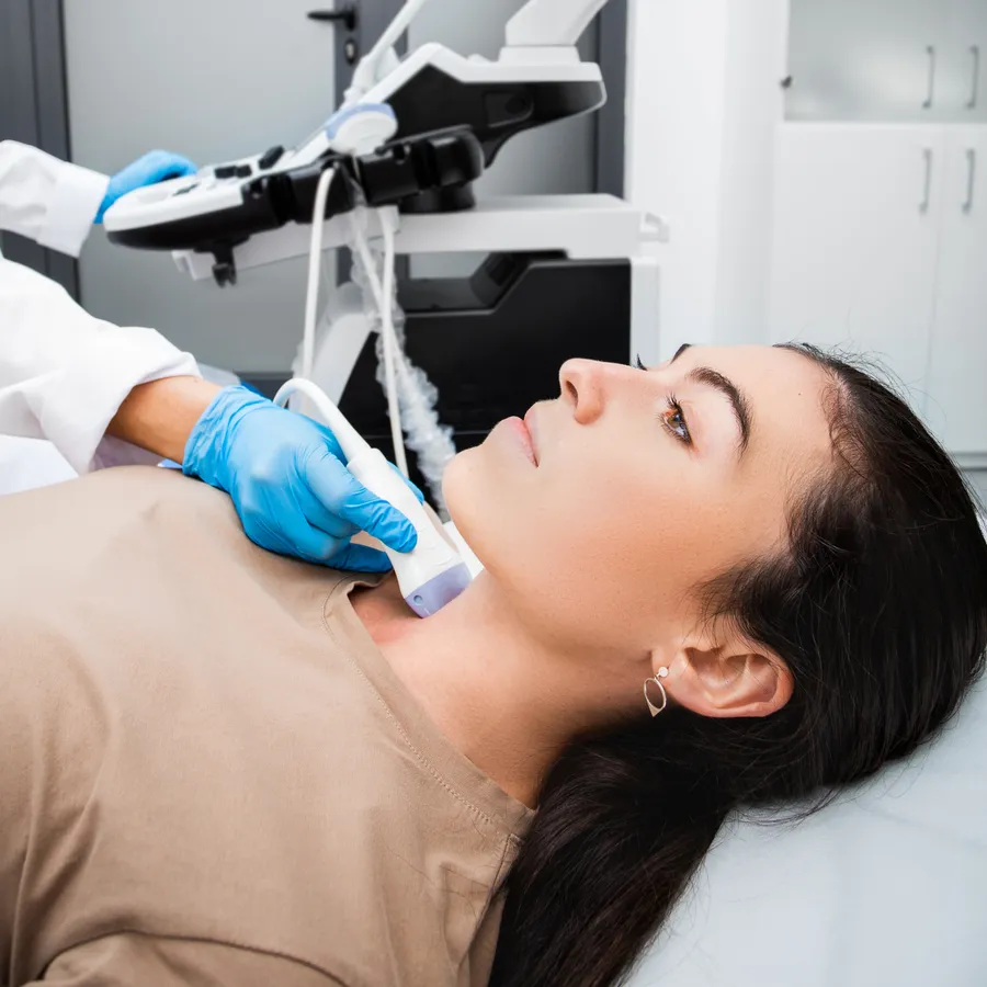 Paciente durante una ecografía de tiroides